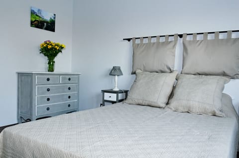 Double Room (Chambre aux Mésanges) | Premium bedding, individually decorated, individually furnished
