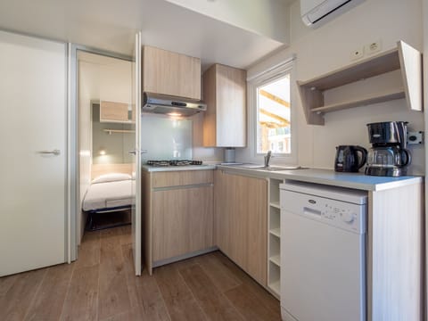 Sites (Premium Classic) | Private kitchen | Full-size fridge, microwave, stovetop, coffee/tea maker