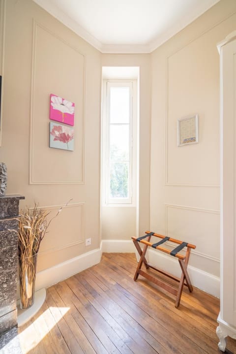 52-cm flat-screen TV with cable channels, TV