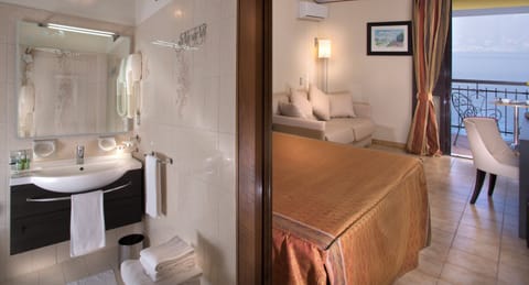 Junior Room, Balcony, Lake View | Bathroom | Shower, free toiletries, hair dryer, bidet