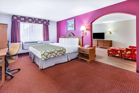 Suite, 1 King Bed, Non Smoking (One-Bedroom) | Egyptian cotton sheets, premium bedding, down comforters
