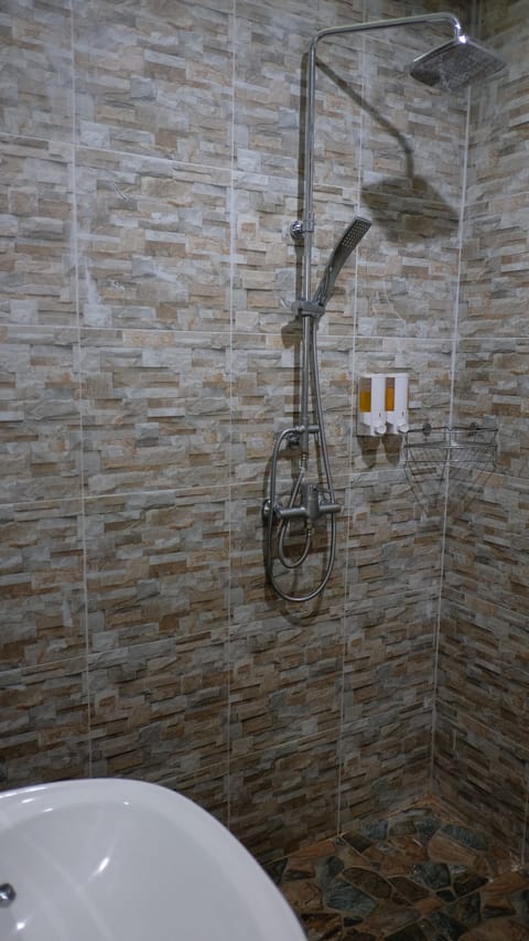 Superior Double Room | Bathroom | Shower, rainfall showerhead, free toiletries, towels