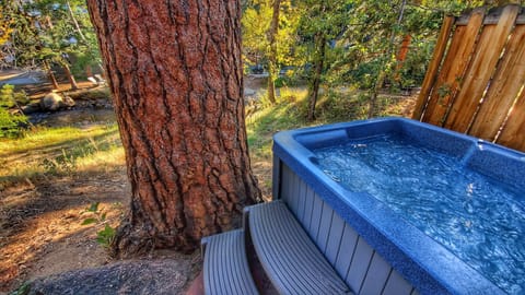 Luxury Cabin, 1 King Bed, Kitchen, River View | Private spa tub