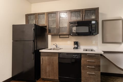 Full-size fridge, microwave, stovetop, dishwasher