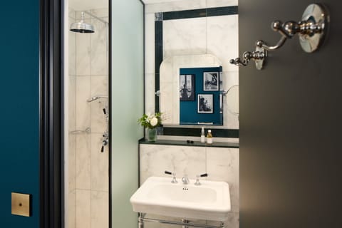 Junior Suite | Bathroom | Free toiletries, hair dryer, slippers, towels