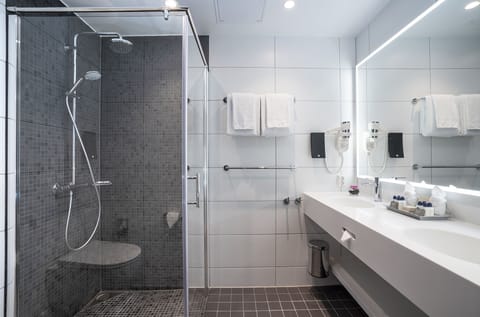 Room (STUN) | Bathroom | Shower, rainfall showerhead, designer toiletries, hair dryer