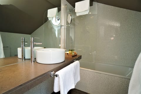 Superior Room | Bathroom | Shower, free toiletries, hair dryer, bathrobes