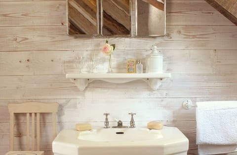 Room (La Grainerie) | Bathroom sink