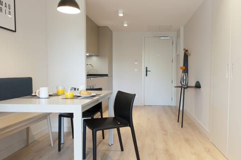 Deluxe Studio | Private kitchen | Fridge, microwave, oven, stovetop