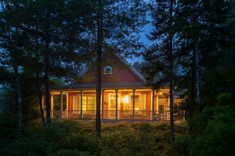 Cottage Single Story | Individually decorated, individually furnished, blackout drapes