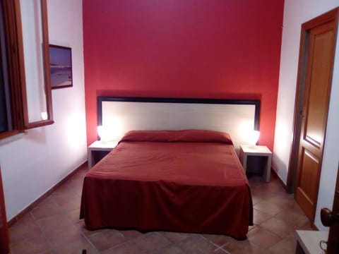 Double Room | In-room safe, desk, free WiFi, bed sheets