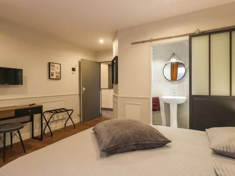 Deluxe Double Room, Private Bathroom | WiFi