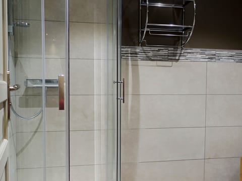 Deluxe Suite, Private Bathroom | Bathroom