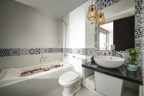 Deluxe Double Room | Bathroom | Combined shower/tub, deep soaking tub, rainfall showerhead