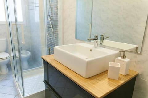 Comfort Apartment, 2 Bedrooms | Bathroom | Shower, bidet, towels, toilet paper