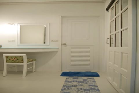 Triple Room with Sea View | In-room safe, blackout drapes, free WiFi, bed sheets