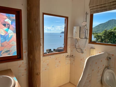 Quadruple Room with Sea View | Bathroom | Free toiletries, hair dryer, bathrobes, towels