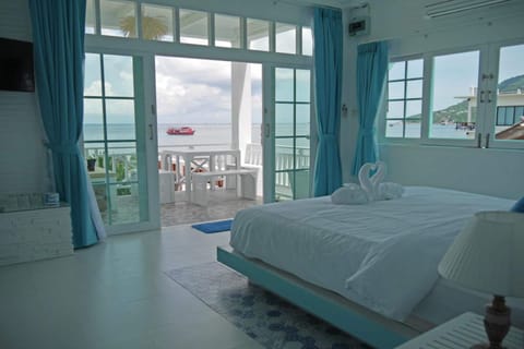 Triple Room with Sea View | In-room safe, blackout drapes, free WiFi, bed sheets