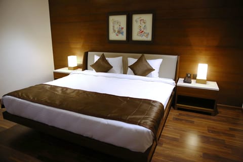 Premium Room | In-room safe, desk, iron/ironing board, rollaway beds