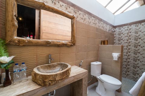 Junior Suite, Pool View | Bathroom | Shower, free toiletries, hair dryer, towels