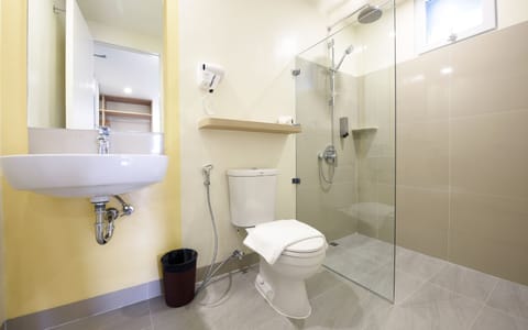 Family Room | Bathroom | Shower, free toiletries, towels