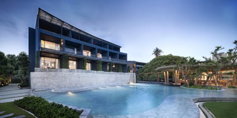 Outdoor pool, sun loungers