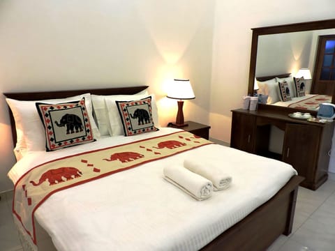 Deluxe Double Room, 1 Queen Bed, Private Bathroom, Garden View | Minibar, in-room safe, desk, soundproofing