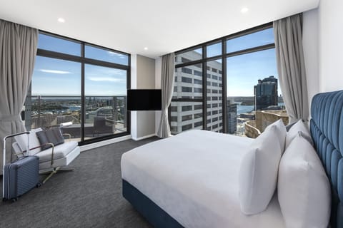 3 Bedroom Darling Penthouse | Premium bedding, in-room safe, desk, laptop workspace