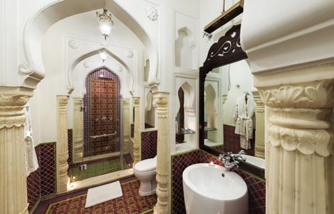 Luxury Room | Bathroom | Shower, rainfall showerhead, free toiletries, towels