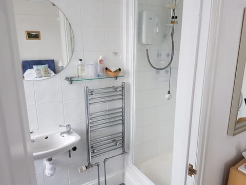 Superior Twin Room | Bathroom | Shower, free toiletries, hair dryer, towels