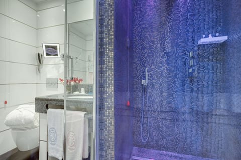 Prestige Room | Bathroom | Shower, eco-friendly toiletries, hair dryer, bidet