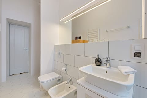 Apartment, 2 Bedrooms | Bathroom | Shower, free toiletries, hair dryer, bidet