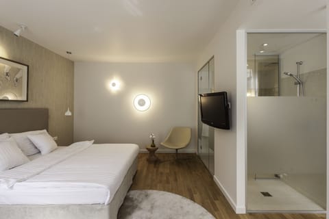 Double or Twin Room | Bathroom | Shower, hair dryer, towels