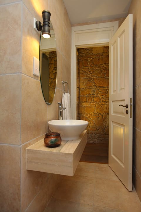 Traditional Room | Bathroom | Combined shower/tub, rainfall showerhead, free toiletries, hair dryer