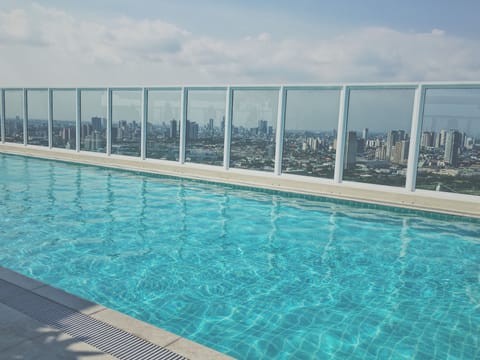 2 outdoor pools, a rooftop pool