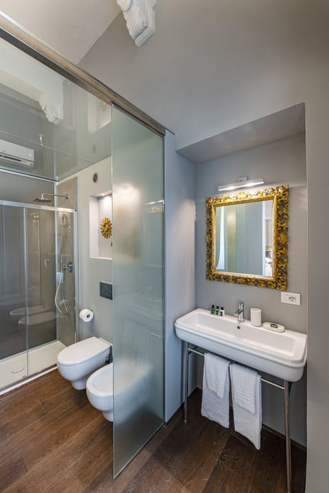 Deluxe Double Room | Bathroom | Separate tub and shower, free toiletries, hair dryer, bidet
