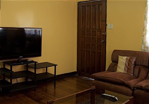 House, 3 Bedrooms | Living room | Flat-screen TV
