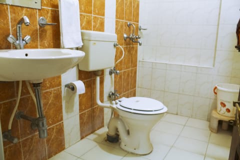 Standard Double Room | Bathroom | Shower, rainfall showerhead, free toiletries, towels