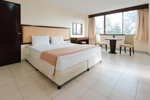 Family Room | Premium bedding, minibar, in-room safe, desk