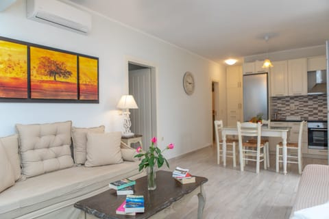 Apartment, Ground Floor (I) | Living room | 32-inch flat-screen TV with cable channels, LED TV