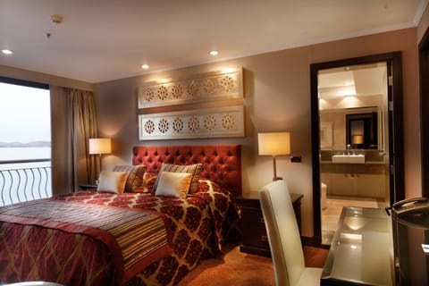 Royal Suite | Minibar, in-room safe, individually furnished, desk