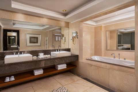 Royal Suite | Bathroom | Shower, free toiletries, towels