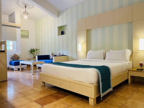 Luxury Room, 1 Double Bed | Minibar, in-room safe, desk, iron/ironing board