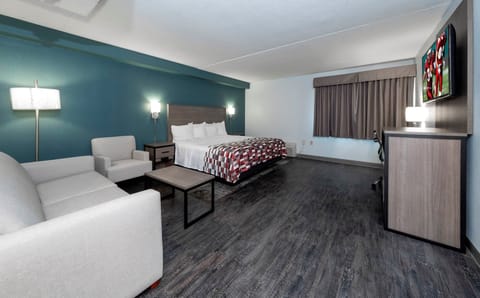 Suite, 1 King Bed (Smoke Free) | In-room safe, individually furnished, desk, laptop workspace