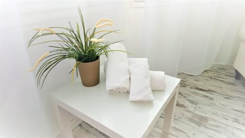 Junior Suite, Non Smoking | In-room safe, desk, blackout drapes, soundproofing