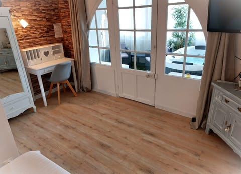 Junior Room, Non Smoking, Hot Tub | In-room safe, desk, blackout drapes, soundproofing