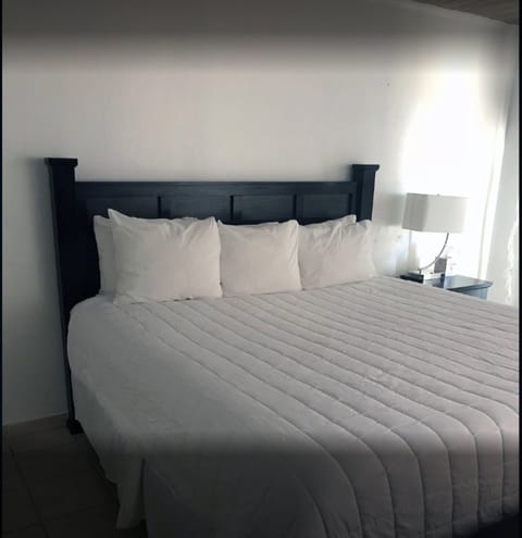 Basic Single Room, 1 Queen Bed, Ocean View | 1 bedroom, premium bedding, desk, iron/ironing board