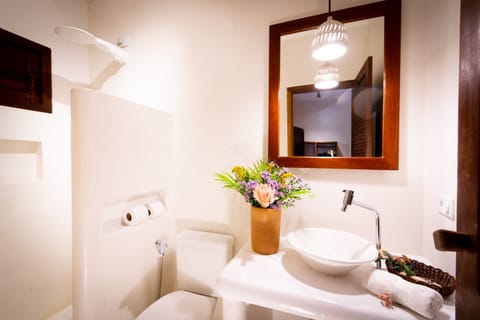 Standard Quadruple Room | Bathroom | Shower, free toiletries, hair dryer, towels