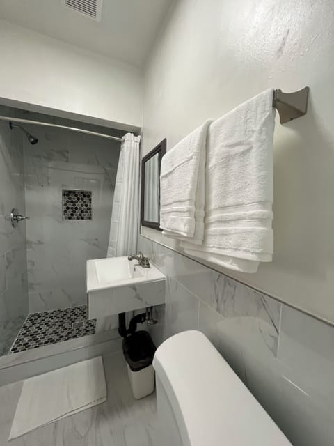 Standard Room | Bathroom | Shower, towels