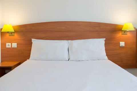 Comfort Double Room | Desk, blackout drapes, iron/ironing board, free WiFi